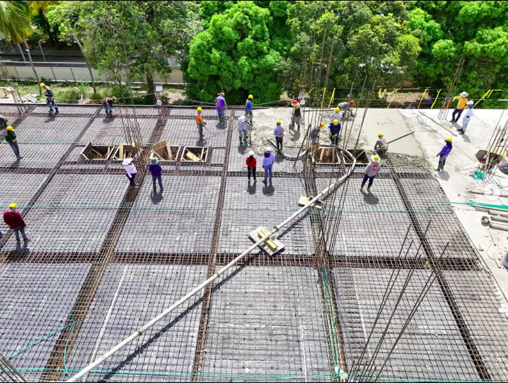 Ingenieros trabajando sobre planos
