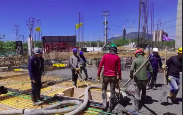 Ingenieros trabajando sobre planos